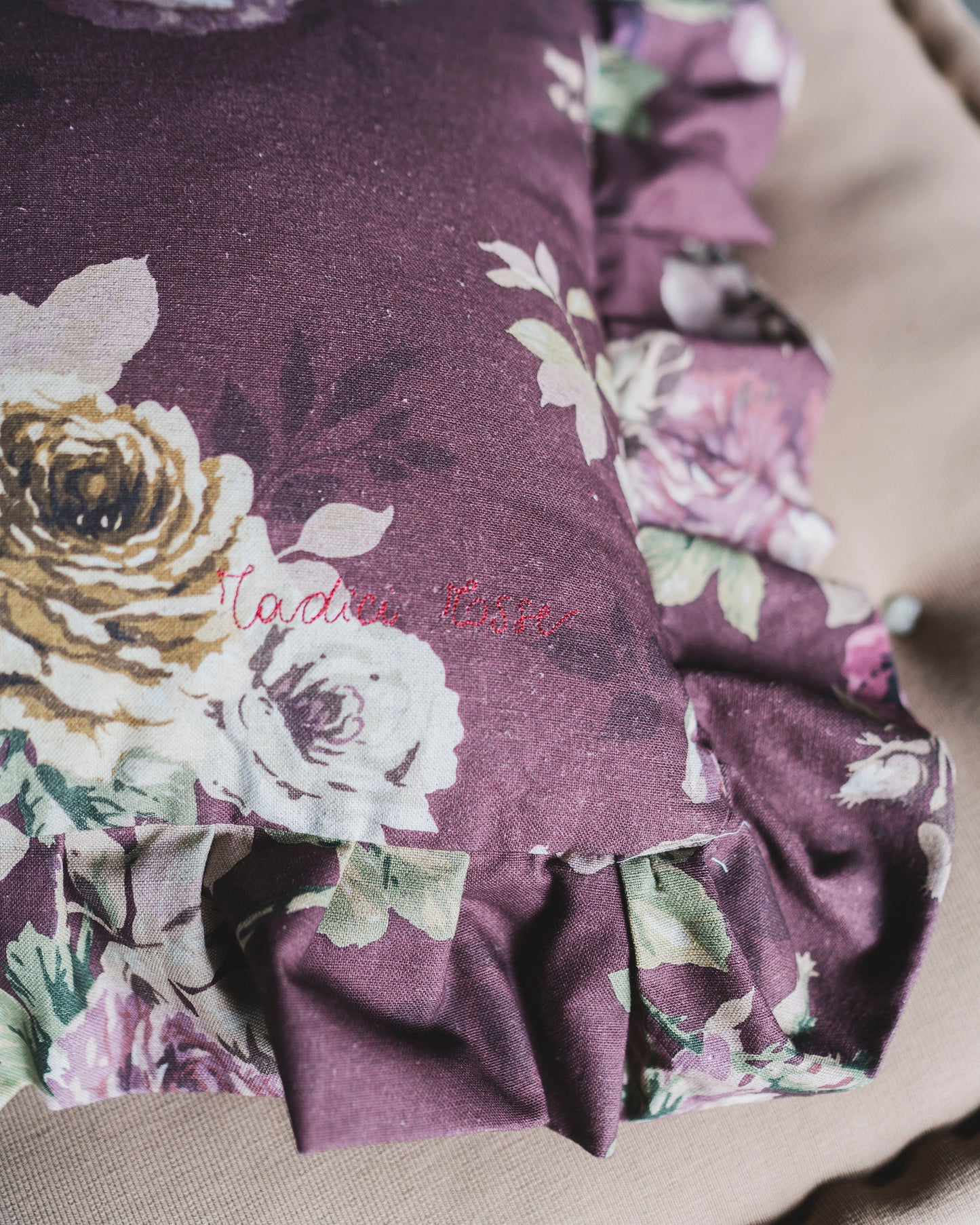 Cuscino con volant bourdeaux