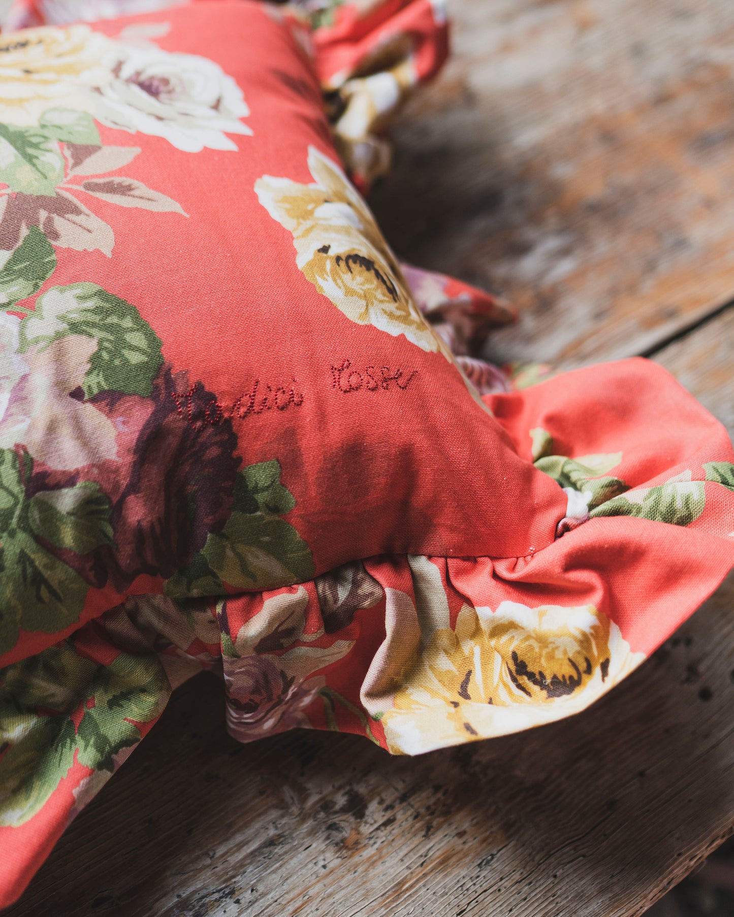 Cuscino con volant rosso