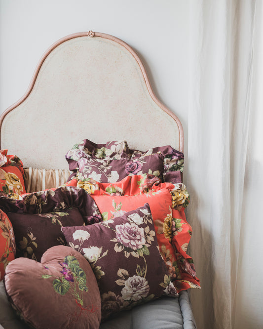 Cuscino con volant bourdeaux